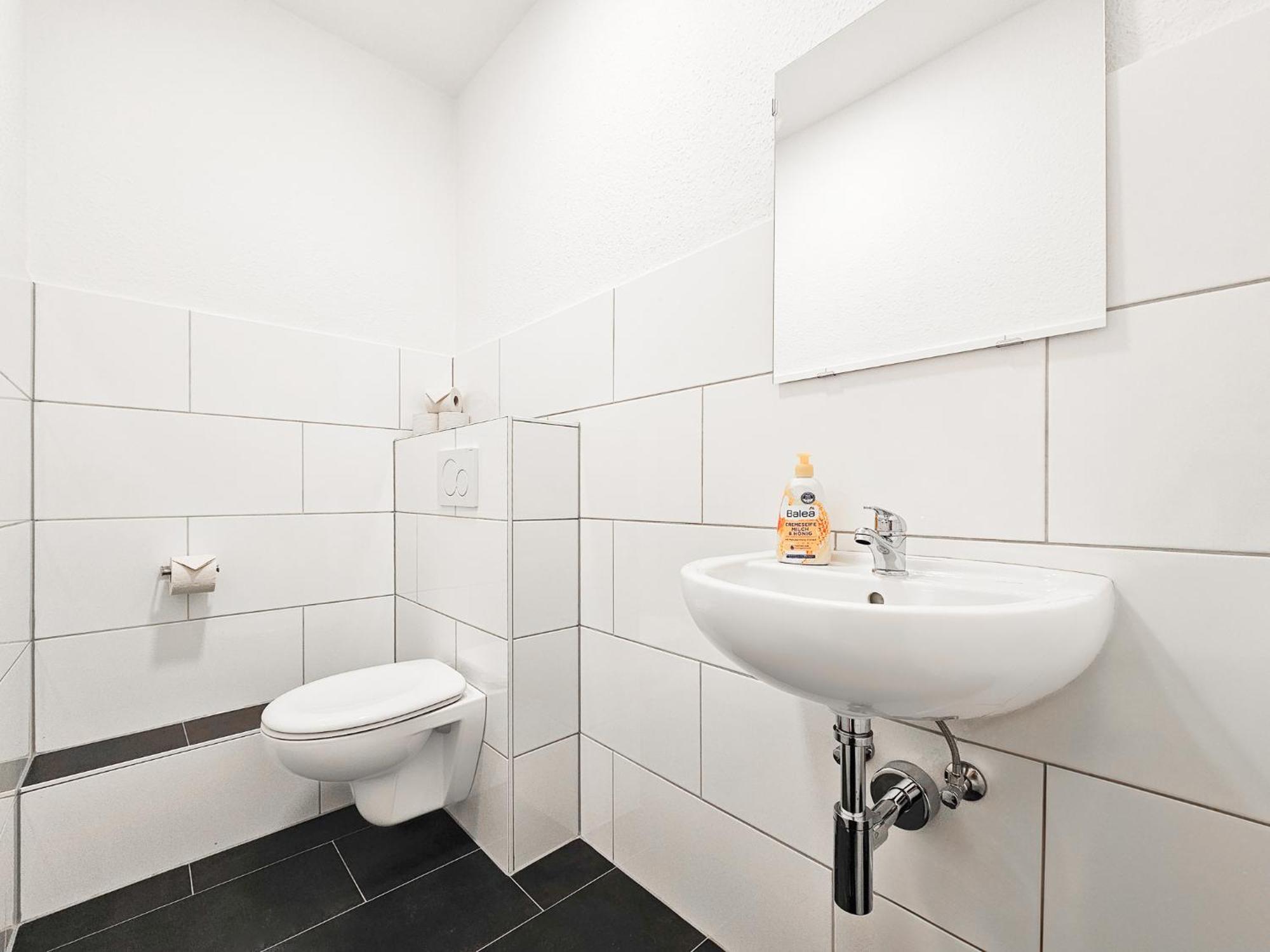 Raj Living - City Center Apartments With 5 Rooms - 10 Min Messe Dus دوسلدورف المظهر الخارجي الصورة
