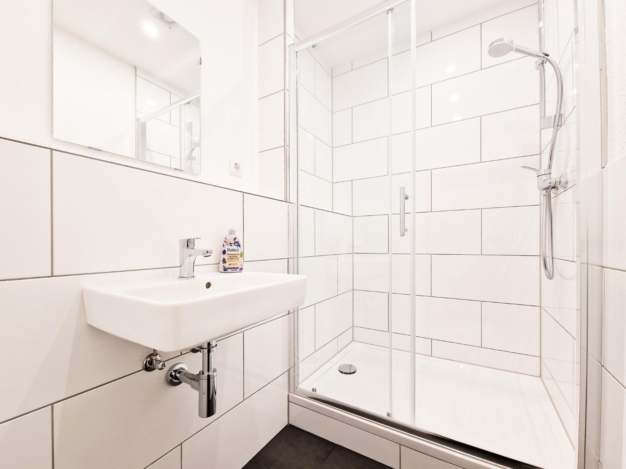 Raj Living - City Center Apartments With 5 Rooms - 10 Min Messe Dus دوسلدورف المظهر الخارجي الصورة