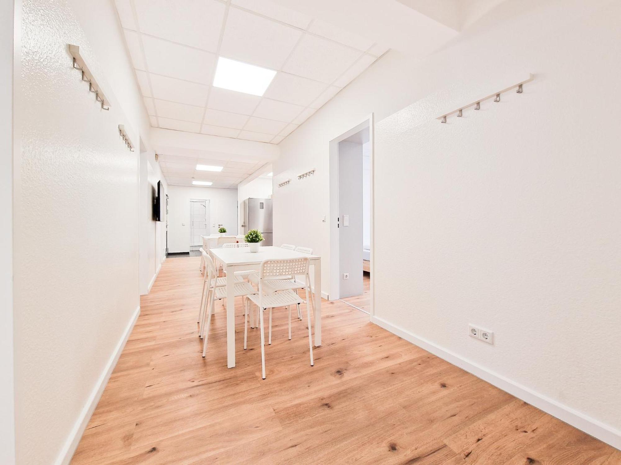 Raj Living - City Center Apartments With 5 Rooms - 10 Min Messe Dus دوسلدورف المظهر الخارجي الصورة