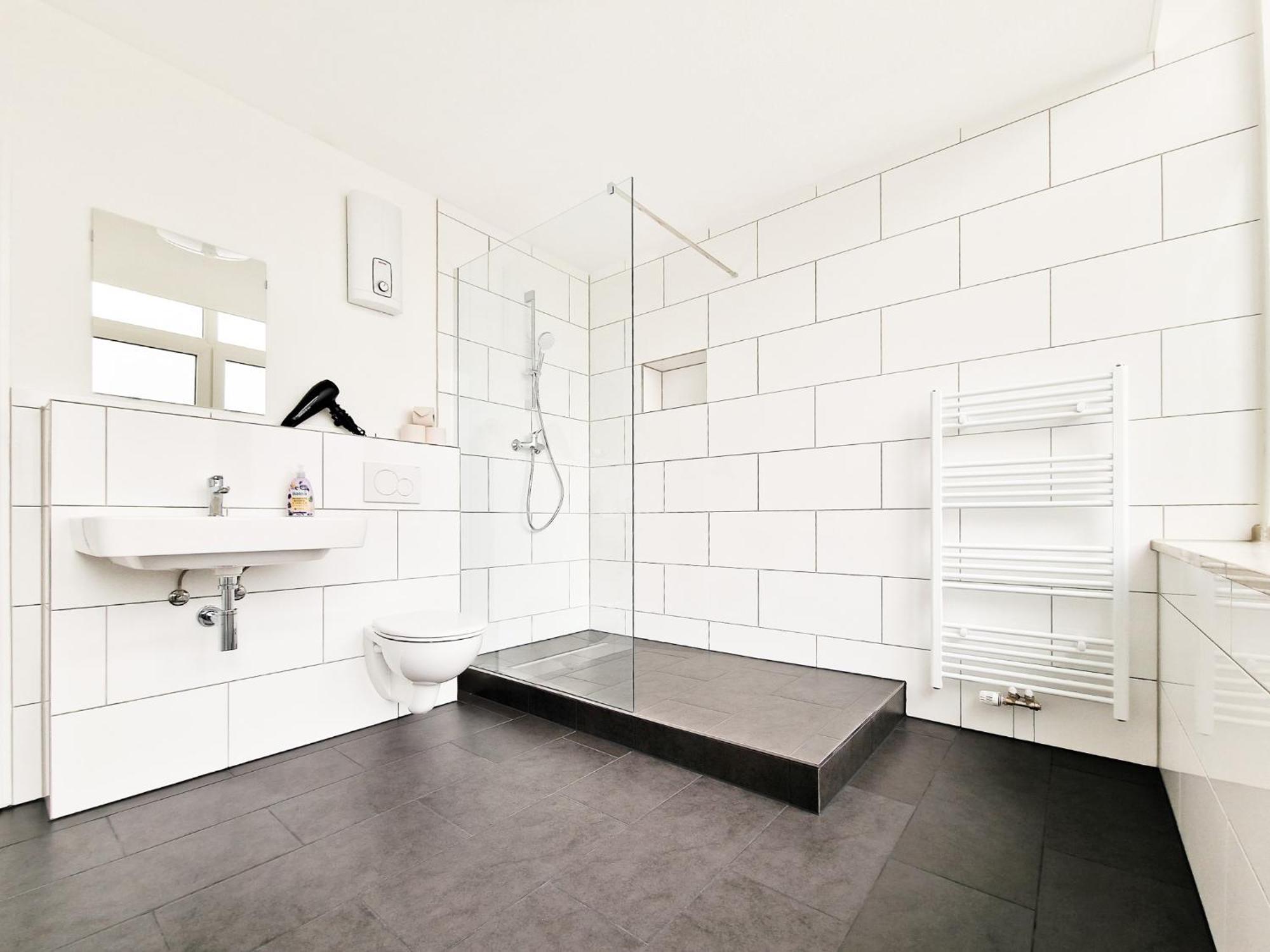 Raj Living - City Center Apartments With 5 Rooms - 10 Min Messe Dus دوسلدورف المظهر الخارجي الصورة